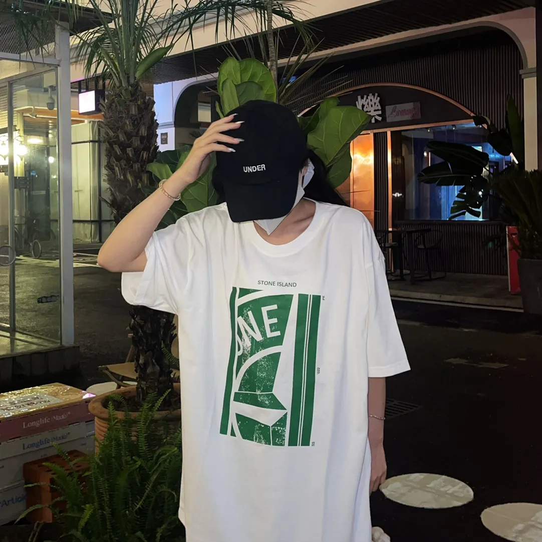 W627#P110💰 [Stone lsland/Stone Island summer new short-sleeved T-shirt with broken printed pattern on the chest] ⚠ ️[Original creation, high control of details] - Made of 260 grams of combed cotton, 32-count double yarn, soft and comfortable to the touch, sweat-absorbent and breathable. - Simple basic and versatile style, original quality, the first choice for couples. - Made in a large factory, four needles and five threads on the shoulder, neatly arranged, high quality workmanship. - Same style for men and women. Very versatile, one piece for everyone, details are clearly visible. Color: Black White Size: M L